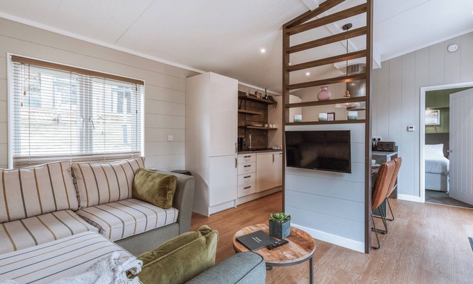 Bridgnorth Ski Chalet | Willow Lodge VIP Hot Tub and Pet Friendly