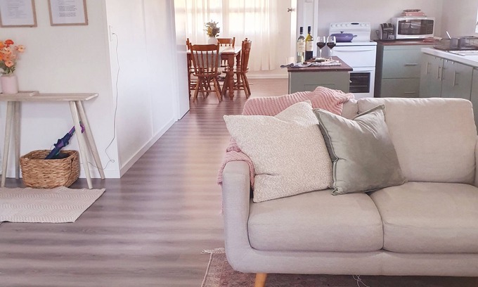 Stanthorpe Cottage | Willows Cottage, 5 mins walk from town, quite street overlooking steam railway.