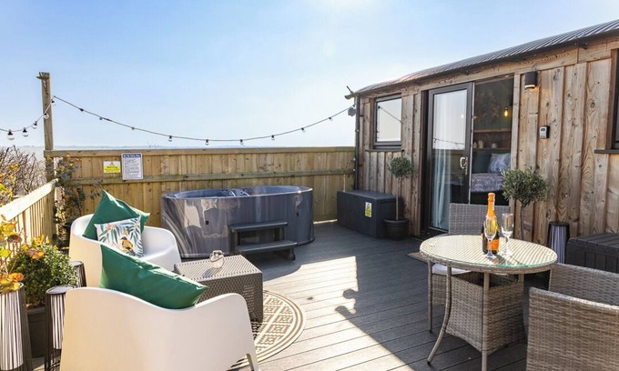 Saundersfoot Ski Chalet | Willows Rest - 1 Bed Shepherd's Hut - Pentlepoir