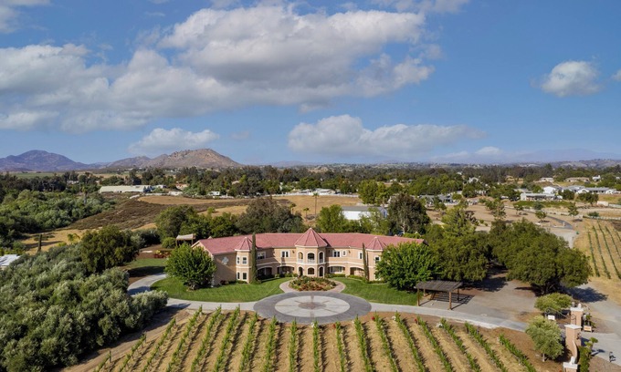 Temecula Villa | Wilson Creek Manor By AvantStay | Sleeps 10! Amazing Estate w/Pool & Game Room