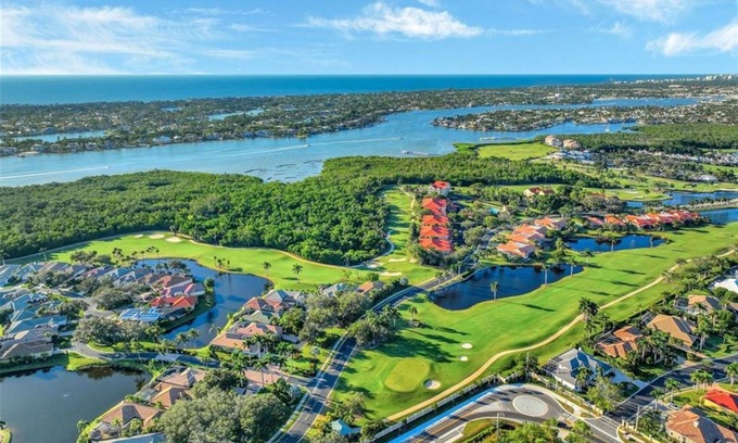 East Naples Villa | Windstar an exlusive community on Naples Bay! Well appointed 3 bed 2 bath villa