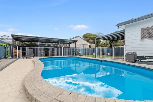 Cessnock House | Wine Down Retreat - The Great Entertainer with Heated Pool, Fireplace and Firepit for the Perfect All-Season Escape