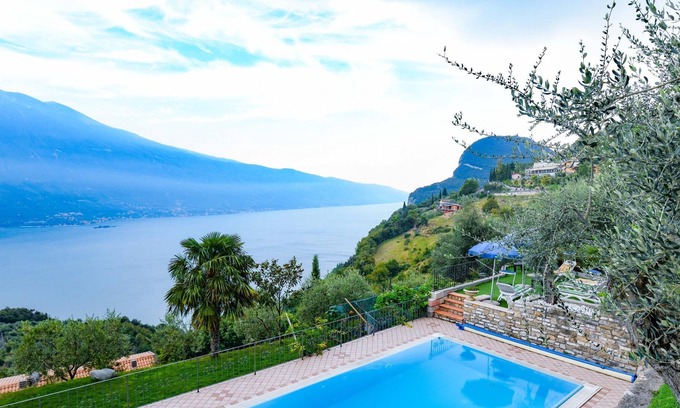 Arias Apartment | With a balcony, lake view and pool – Apartment Elka 8