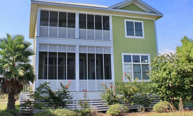Plantation House | Wonderful dog-friendly home with elevator, grill, on-site outdoor pools and gym
