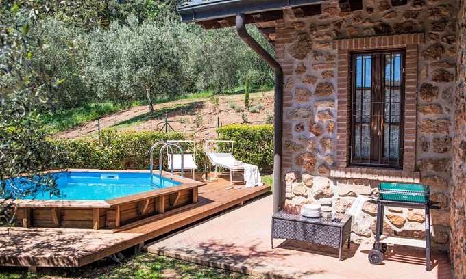 La Pesta House | Wonderful private villa for 4 people with private pool, WIFI, A/C, TV, patio and pets allowed