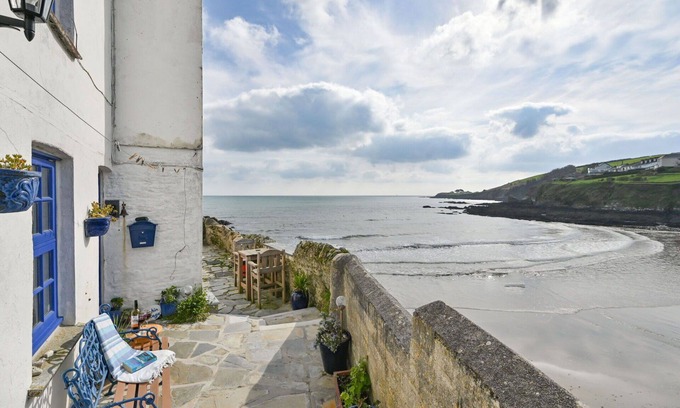 Portmellon House | Wonderful private villa for 4 guests with WIFI, TV, patio and pets allowed