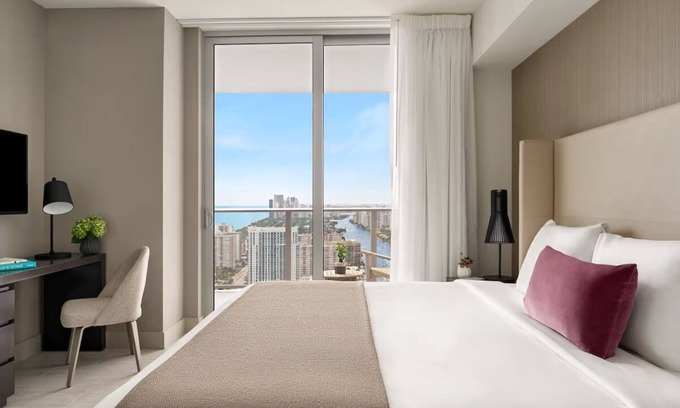 Hollywood South Central Beach Hotel | Wonderful Stay! 4 Comfortable Units, Pool, Kitchen, Near Beach