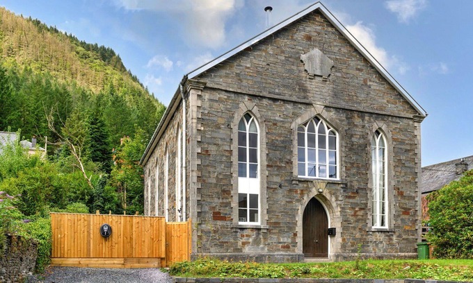 Dinas Mawddwy House | Wonderful villa for 12 people with hot tub, WIFI, TV and pets allowed