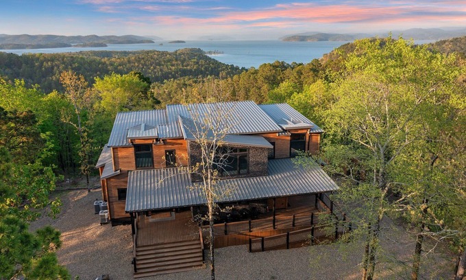Broken Bow Cabin | Wonderstruck Luxury Cabin🌟Best Lake Views!Hike to River,Hot Tub,Playset,Gameroom