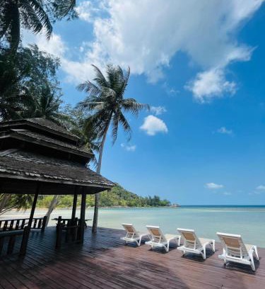 Chaloklum House | Wooden villa in resort with pool, 100m from the beach