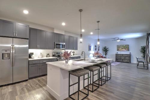 North Scottsdale Apartment | Work Smarter in Style, Luxury Living Meets Remote Productivity G3061