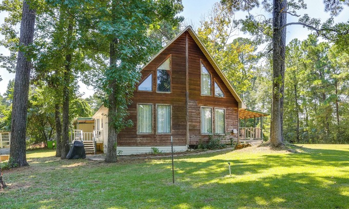 Hemphill House | Wraparound Porch: Toledo Bend Reservoir Retreat!