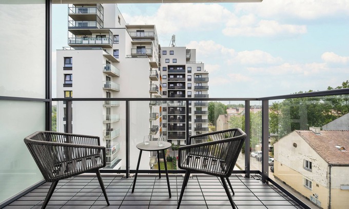 Fabryczna Apartment | Wroclaw Studio With Parking by Renters
