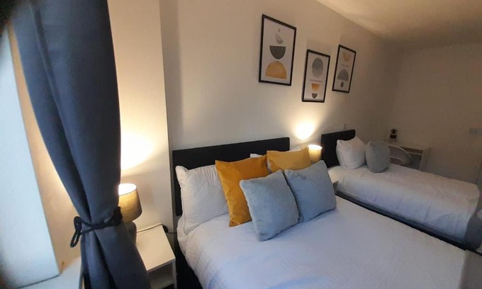 Broad Green Apartment | X2 bed x2 bath balcony apartment
