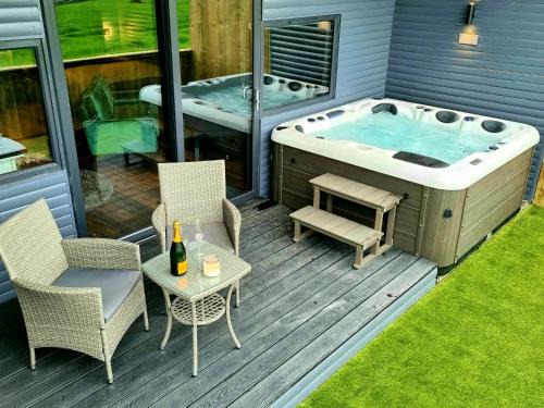 Lisburn Apartment | Yaseva Lodge, Stylish Country Retreat for 2, Hot Tub, Exceptional Views!