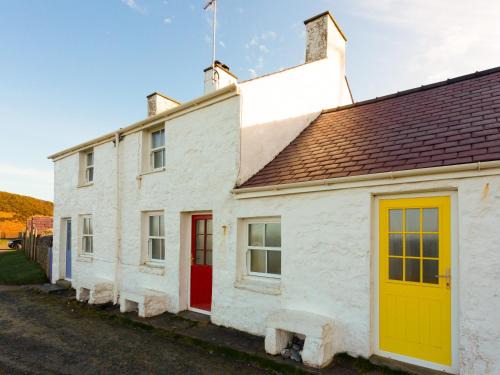 Trefor House | Yellow - Uk43117