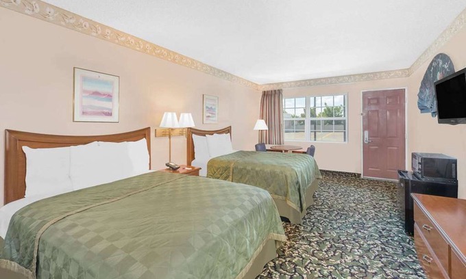 Pecos Hotel | Your Home in Historic Pecos! Comes with Complimentary Breakfast! Seasonal Pool!
