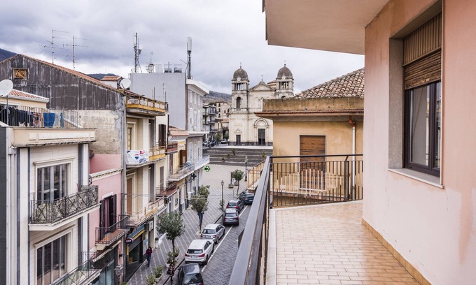 Zafferana Etnea Apartment | Zafferana Apartment with Balcony