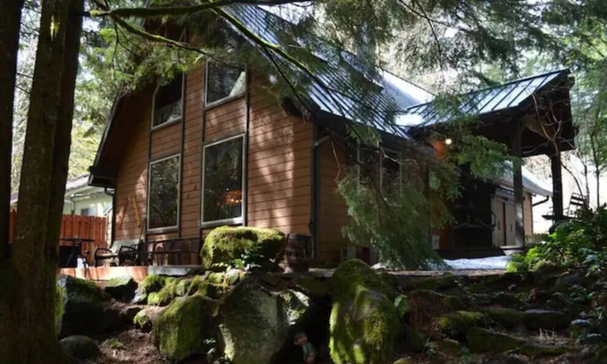 Rhododendron Cabin | Zigzag Chalet- Peaceful Pet-friendly Cabin with Hot tub, Fireplace, and Pool