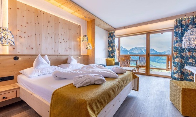 Haus House | "Zirbe Weitblick" - double room, shower, WC (4 - 6 nights) - Nature and wellness hotel