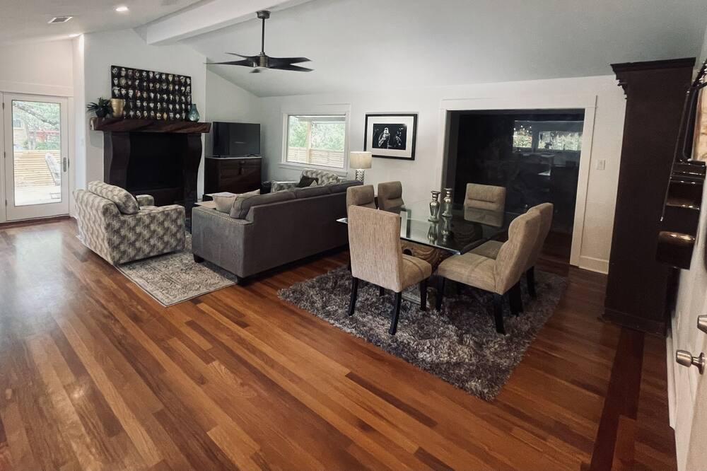 Photo of Livingroom in South River City