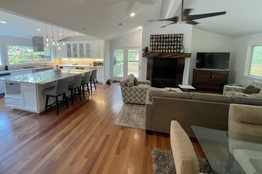 Photo of Kitchen in South River City