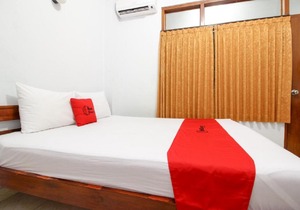 RedDoorz Plus Near Alun Alun Selatan