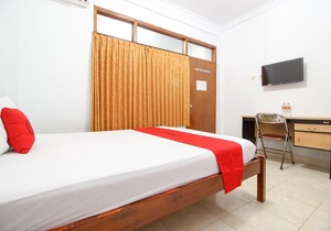 RedDoorz Plus Near Alun Alun Selatan