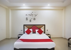 OYO 78247 Crown Inn