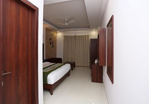 Hotel Arch -Stunning Double Room Near Aerocity New Delhi