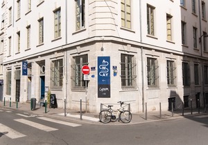 Away Hostel & Coffee Shop