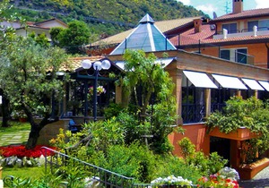 Villa des Reves Room for 3 in The Green Near Montecassino