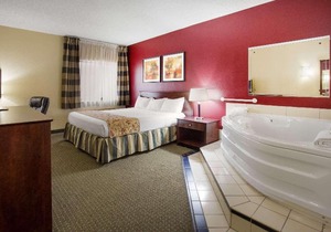 Ramada by Wyndham Bettendorf