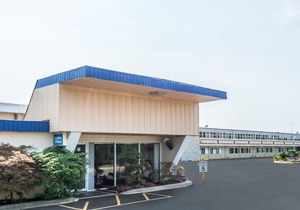 Days Inn by Wyndham Hicksville Long Island