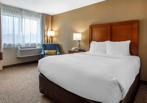 Comfort Inn & Suites at Maplewood