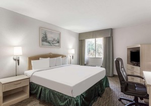Days Hotel by Wyndham Peoria Glendale Area