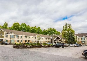 Comfort Inn & Suites at Maplewood
