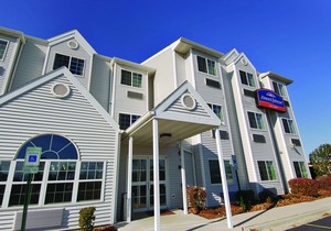 Howard Johnson Hotel & Suites by Wyndham Elk Grove Village