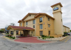 Days Inn & Suites by Wyndham Schaumburg