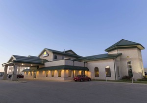 Days Inn & Suites by Wyndham Winkler