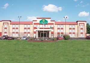 La Quinta Inn & Suites by Wyndham O'Fallon, IL - St. Louis