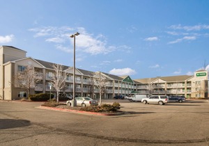 HomeTowne Studios by Red Roof Denver - Airport/Aurora