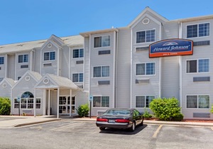 Howard Johnson Hotel & Suites by Wyndham Elk Grove Village