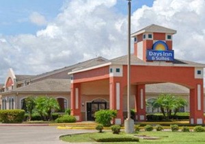 Days Inn & Suites by Wyndham Corpus Christi Central