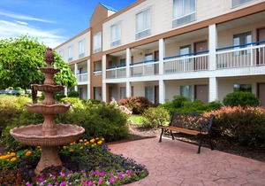 Howard Johnson by Wyndham Romulus Detroit Metro Airport
