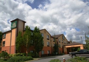 Evergreen Inn & Suites