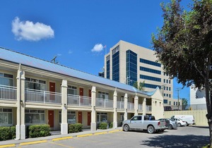 Econo Lodge Inn & Suites University