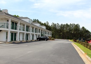 Quality Inn & Suites Near Lake Oconee
