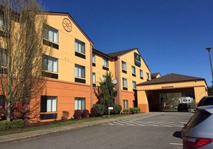 Evergreen Inn & Suites