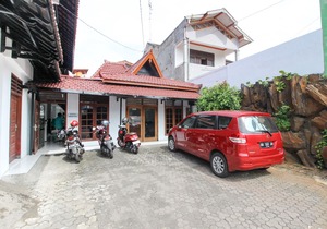 RedDoorz Plus Near Alun Alun Selatan
